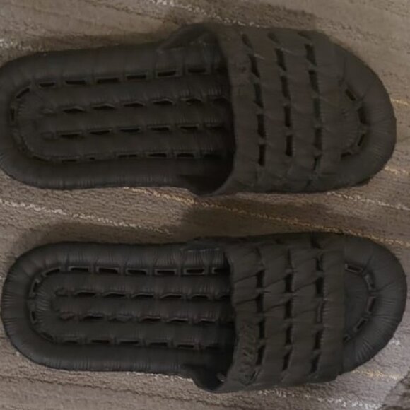 Brand New Shark Slippers for Men size 9.5 - Picture 1 of 4